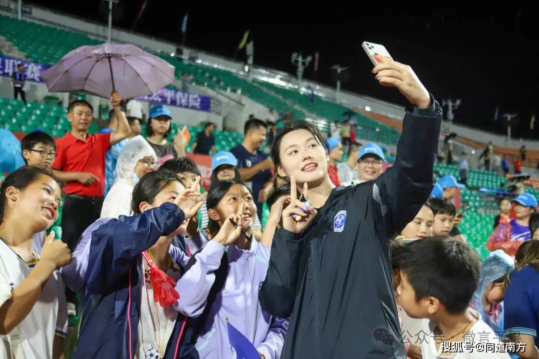 国内职业足球赛事中出现精彩对抗,胜负悬殊,球迷跃跃欲试的简单介绍 国内职业足球赛事中出现精彩对抗,胜负悬殊,球迷跃跃欲试的简单介绍