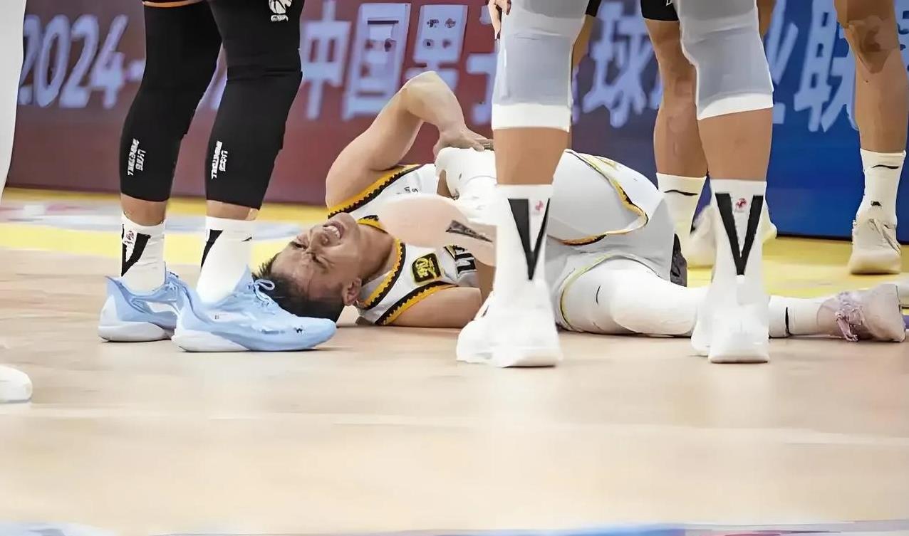 星空体育新闻-一场被看好的比赛出现悬念，助阵球迷热情高涨的简单介绍