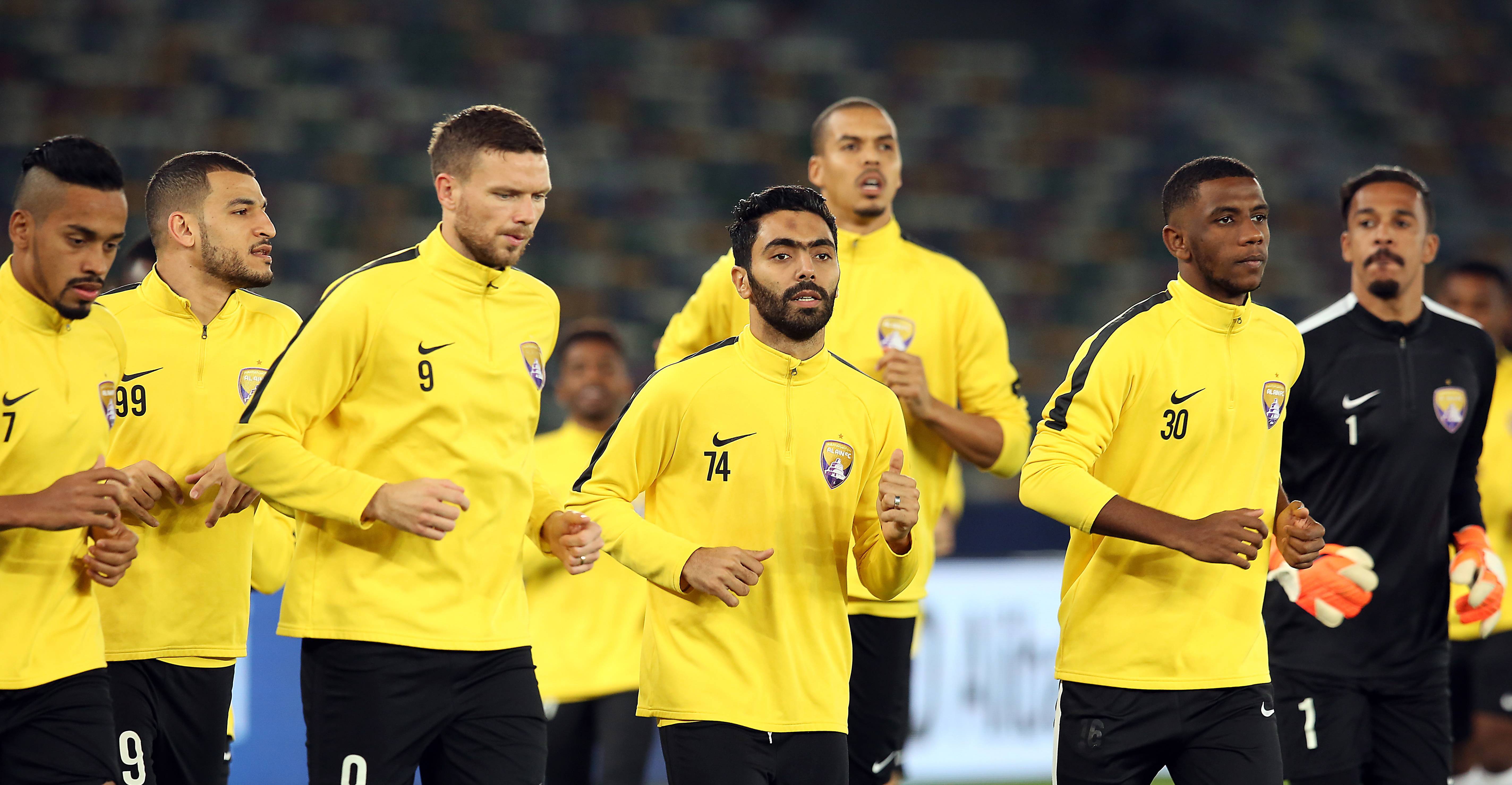 球员在赛场上拼搏争取胜利激发全场热情 球员在赛场上拼搏争取胜利激发全场热情