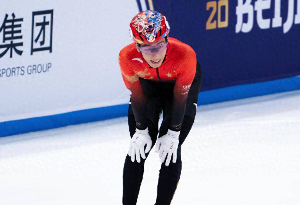 加拿大运动员在短道速滑比赛中勇夺奖牌 加拿大运动员在短道速滑比赛中勇夺奖牌