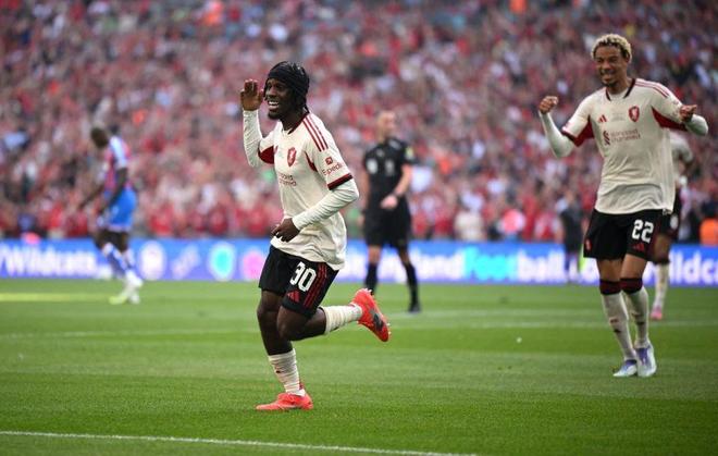 水晶宫一举击败对手,赢得掌声的简单介绍 水晶宫一举击败对手,赢得掌声的简单介绍