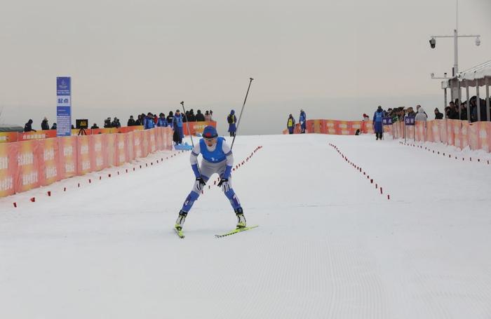 滑雪项目中选手高雄夺冠，速度飞快冲刺终点