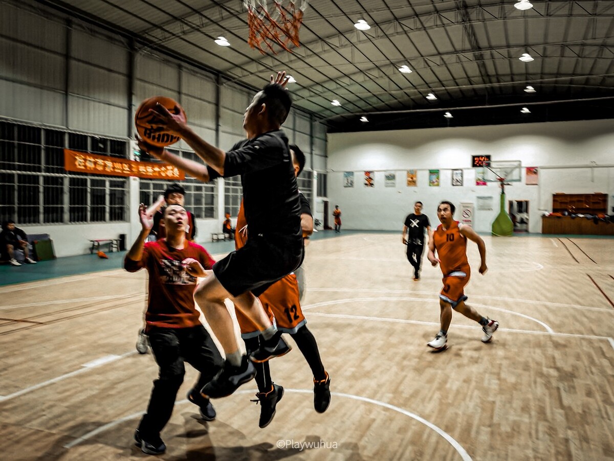 两队激烈对抗，最终胜利属于实力更强的一方