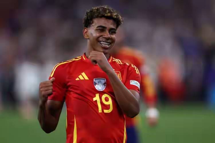 星空体育网站-西班牙前锋豪取帽子戏法助球队夺冠